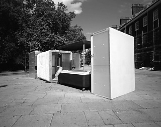 17──AA Capsule Hotel, London, UK, 2001 AA school Intermediate Unit 4のスクールプロジェクト。3つのカプセルが入れ子状に収納できるデザイン。  ©Alex de Rijke