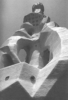 20───塔の見上げ。スケ─ル感を喪失するような彫塑像。当初はピカソに依頼する予定だったが教祖自ら粘土で造形したものを、日建設計がそのまま実体化させたからである。