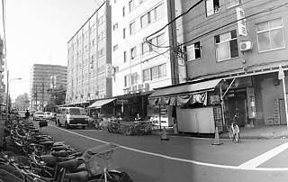 2──寿町の外部空間。昭和40年代の建物が多い。 以前までは、不法投棄された廃棄物が 道路脇に積み上げられていた 筆者撮影