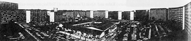 10──板状住居に囲まれた「タウンセンター」 引用出典＝The first  Decade in Public Housing, Singapore: Housing and Development  Board,1969.
