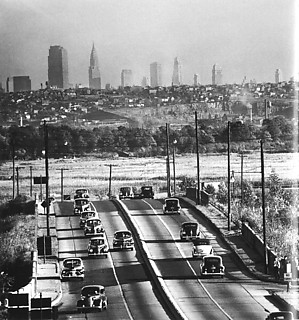 5──Andreas Feininger,   Manhattan Skyline Seen from New Jersey1944 引用出典＝Thomas Buchsteiner and Otto Letze eds.,  Andreas Feininger That’s Photography,  Hatje Cantz, 2004.