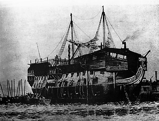 1──ポーツマス港に繋留された牢獄船