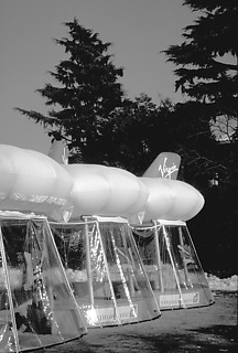 3──UK98パヴィリオン、フェスティヴァル開催地 01.1998 Proctor Masts社や、熱気球の権威Cameron Balloons社などが開発したイギリスの最先端の技術を導入した、 分解可能でフレキシブルなパヴィリオン。 出典＝KDa web page: http://www.klein-dytham.com/