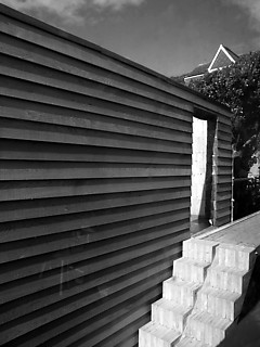 19──H＆H Huis, Cornwell, UK, 2003 構造壁にStekoというスイスのprefabricated木材ブロックシステムを利用。大人用レゴブロックのような感覚で、非常に短時間でenvelopを組み立てることが可能。 http://www.steko.ch/  ©Alex de Rijke