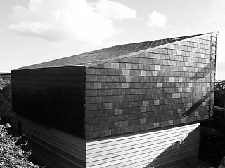 18──H＆H Huis, Cornwell, UK, 2003 構造壁にStekoというスイスのprefabricated木材ブロックシステムを利用。大人用レゴブロックのような感覚で、非常に短時間でenvelopを組み立てることが可能。 http://www.steko.ch/  ©Alex de Rijke