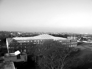 16──Kingsdale School, Dulwich, London, UK, 2003 イギリス初、太陽光の入射を調整可能なETFE（フッ素樹脂製）の屋根をもつプロジェクト。屋根は3つのレイヤーから成り立っており、そのうち2つのレイヤーには格子のパターンが印刷されていて、3つのレイヤーが閉じたときにはパターンの重なりが95%の太陽光を遮断し、開いたときにはパターンのずれによって視覚にゆらぎ効果をもたらすデザインとなっている。  ©Alex de Rijke
