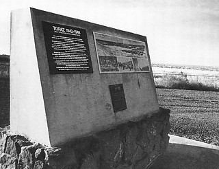 4──トパーズ山日系アメリカ人移転センター記念碑 出典＝ケネス・E・フット『記念碑の語るアメリカ』