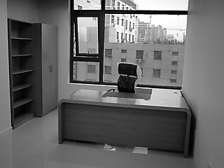 6──5階オフィス部分の家具。 机と棚などこちらでスケッチを描いて 家具屋に製作図を描いてもらい製作した。そのほかにソファや会議テーブルなども 製作した。椅子は既製品。