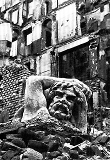 4──ミラノ、 破壊されたパラッツォのカリアティド 出典＝アルド・ロッシ『都市の建築』