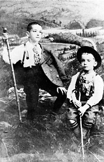 5──「チロル風の服を着たヴァルター・ベンヤミンと弟ゲオルク」（1902年頃）