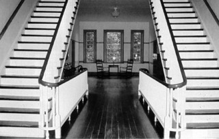 19──ケンタッキー州サウス・ユニオンの住居棟の二重階段、1824　M. Horsham, Shaker Style, JG Press, 1989.