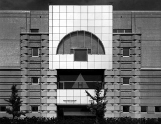 3──磯崎新アトリエ《つくばセンタービル》1983クロード・ニコラ・ルドゥーの鋸状柱に範をとったポルティコとラスティカ『現代の建築家　磯崎新2』（鹿島出版会、1984）