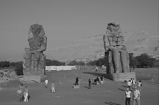 5──メムノンの巨像、アメンヘテプIII世王葬祭殿跡 早稲田大学中川研究室提供