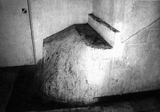 3──浅草地下道にある階段の窒息死体 （段上の空間部にコンクリートが充填されたもの。 かつてのステップ上にかなりの靴の跡が見られた） 引用出典＝赤瀬川原平『超芸術トマソン』