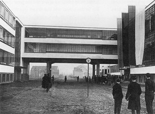 1──バウハウス・デッサウ新校舎、1926年12月4日　The Dessau Bauhaus Building 1926-1999, 1998