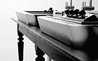 ISOLA-B  TOYO ダイニングテーブルとキッチンの融合。天板のふたをスライドさせると薄いシンクが出現する。 引用出典＝http://www.toyokitchen.co.jp/collezione.html