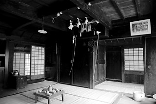 16──伊豆大島に残る古民家のチョウダイ（納戸）の様子。その黒さがほかと比べて引き立っている 筆者撮影
