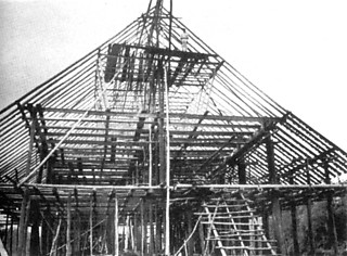 7──建設中のカヤン族のロングハウス （1900年撮影） 引用出典＝『生きている住まい』