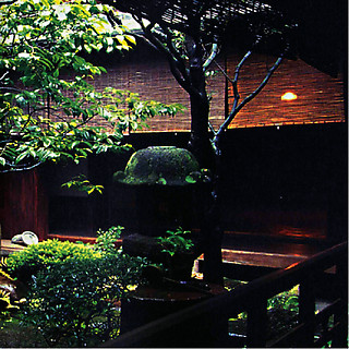 裏庭に配する「縁側」 庇とフロアーによって外部との結合強度が調整される 出典＝中川武『日本の家──空間・記憶・言葉』（TOTO出版、2002）