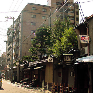  現在、京都洛中においては、 新旧ビルディング間の齟齬が各所に表われ、 「高さ問題」として現象する。 内部の環境は互いに障害を受けている