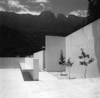 3──《Pabellón Elizondo》 モンテレイでは背景に山がそびえ立っているので、それに対峙する構築物に「色」はふさわしくないのではなかろうか。