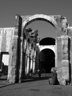 3──パサージュの終端、モスク前の広場に残るローマ時代の柱　筆者撮影
