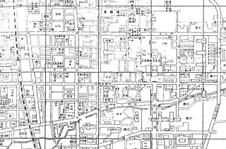 13───天理市地図（平成7年）南北に走るJR線の駅を降り、東に向かってア─ケ─ドの商店街を抜けると、神殿前の広場に到着する。そこが大体、正方形の城壁都市の中心にあたる。