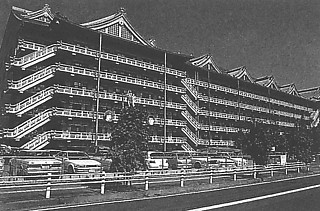 11───西右第五棟（1981）は南海大教会信者の詰所。右隣の西右第四棟（1983）は憩の家という名の病院。