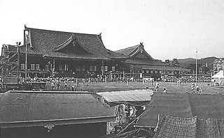 5───神殿の南礼拝場（1934）前の広場。手前は露店の屋根。祭りをひかえ、まちが高揚している。