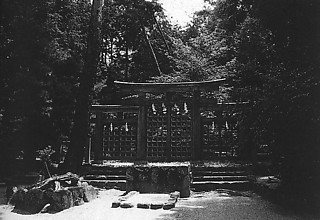 8───天理から南に下りた桧原神社は、山を御神体とし、三つ鳥居があるのみ。