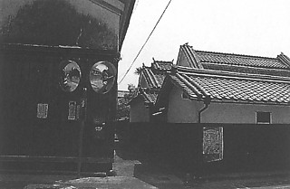 40───右が教祖中山みきの生家。神殿の南、約2.5kmの小さな三昧田村に位置する。