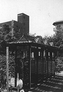 32───駅前の公衆電話にも、天理スタイルの屋根がのっている。