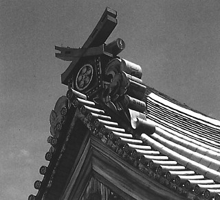 44───本部神殿の鬼瓦。千木の先端を外削に切る。瓦の中央は教紋「丸に梅鉢」。