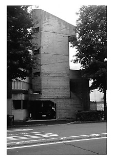13───東孝光《塔の家》1966自閉症的な表情を外部に見せる、家族のための５階建地下１階の砦