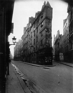 2──ユジェーヌ・アジェ《セーヌ街の街角》（1924年頃）