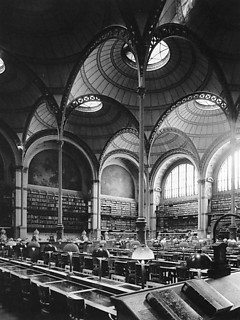 パリ国立図書館の閲覧室──「……アーケードの上に懸かる描かれた夏空が、閲覧室の上に光のない、夢見心地の円蓋を広げている……」