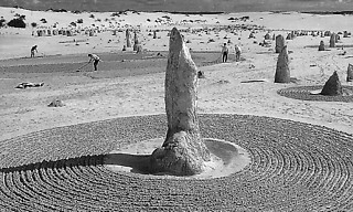 11──高橋睦治《ピナクルズ・プロジェクト》（1995）砂漠に立つ岩のまわりに砂紋を引く