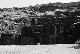 22──エローラの石窟寺院。山より削りとられた独立構築物