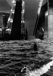 40. S・マター 「エスカレータに向かう水上の男」（1984） フォトモンタージュによって都市の不安を表現。