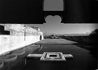 54. スカルパ「ブリオン家墓地」（1972） ブリオン夫妻のための廟をはじめとした各施設、青々とした芝、豊かな水をもつこの囲われた墓地は、塀によって外界から充分に隔てられる。隣接する共同墓地からの入口にある双子円の開口は異界との窓となる。スカルパ自身もここに眠る。