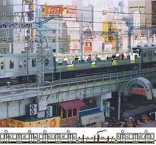 43：オープントレイン 時速80キロメートルで東京を疾走する電車は、本来の移動という側面以外では、「人間缶詰め」、「痴漢」といったおおよそネガティヴな空間としての評価がほとんどである。これは、電車の一部の車両の上部を切り落とした、屋外型のオープン・トレインの提案。サラリーマンのストレス解消のための日常的なジェットコースターとも考えられるし、ヘヴィ・スモーカーの避難場所にもなるだろうし、体感型の東京観光トレインとしてもその利用価値は高い。（TY）