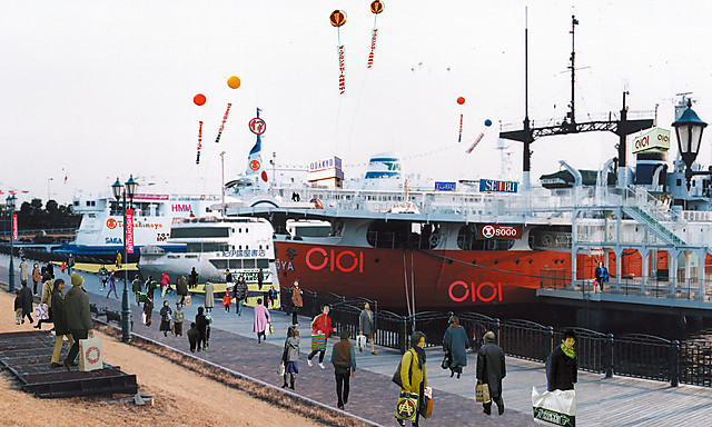 37：廃船デパート 現在、他の交通機関の発展から客船への需要が激減している。1997年に休止となった木更津−川崎間を運行していたフェリー4隻は、シンガポールと韓国に2隻ずつ引き取られて再利用されている。こういった格安購入可能な廃船を港に寄せ集めて、一大ショッピング・タウンをつくる。客船を交通機関から、海岸に接置されたビルディング・タイプとして読み替えた、海上移動型百貨店の提案。（FT）