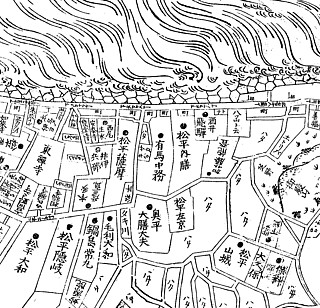 港区高輪付近の古地図、1779 東海道が海に面し品川宿の栄えていた時代。明治に入り武家屋敷は皇族らの邸宅に代わり、海上には現在のJR山の手線が走る。やがて海は埋め立てられ路面電車が走り出す。島崎藤村の『桜の実の熟する時』（1929）の舞台となったのはその頃のこと。現在は埋立地があまりにも広くなり海の街の面影は失われてしまったかのようだ。古地図の旅に想像力をかきたてられない者は、ベンヤミンが語るように「手の施しようがない」。