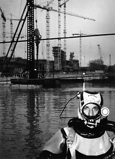レンゾ・ピアノ「ポツダム広場再開発計画」、 1992（工期1996─） ベルリンのポツダム広場に建つオフィス・タワーのための基礎工事。地下わずか数メートルのところに水脈があるため、大量の地下水の汲み上げが予想された。しかし地盤沈下等のおそれがあり、ベルリンの市街地で、潜水夫による工事が行なわれた。