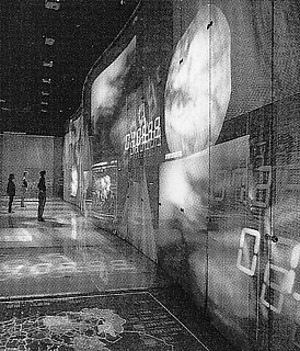 伊東豊雄《Room 3 DREAMS》（ジャパン・フェスティバル1991「ヴィジョンズ・オブ・ジャパン」展）この展示室は半透明のスクリーンと床で構成され、それらの表面に投影されるプロジェクターの映像と音によって抽象化されたメディア空間を作り出し、それを身体的に経験可能にするものであった。