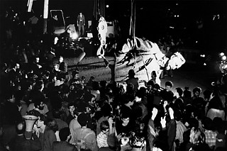 ジェルジンスキーの 銅像撤去、1991.8.22 1991年8月、ソ連は共産党中央委員会自らのクーデターの後、消滅へ向かう。クーデターが失敗しゴルバチョフが復権すると、勝利に酔う市民に促されるように、ポポフ市長はモスクワのKGB前の初代秘密警察長官ジェルジンスキーの銅像の撤去を命じた。その後、各地でレーニン像をはじめとする銅像が次々と撤 去された。