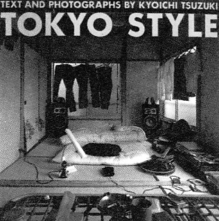 都築響一『Tokyo Style』（京都書院、1993） 現今のインテリア雑誌を批判しながら「居心地のいい部屋」を撮影したこの写真集は、東京で生活する個々の若者の真の姿を描写している。