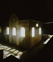 21──ミシャ・クバル《refraction house》1994. Photo: Hubertus Birkner, Cologne.  ふだん地域の人々から存在を忘れさられているユダヤ教会堂の内から外へ向けて強烈な光が 放たれることで、周りの空間が反射・省察（リフレクション）体となって浮上した。ドイツ統一後のネオナチが台頭し始めていた時期に実施されている。