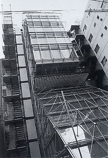 4──R・ロジャース＋アーキテクト・ファイヴ 「歌舞伎町プロジェクト林原第5ビル」（1993）筆者撮影