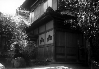 13——［富山県］色鮮やかな壁面と松の飾りを残した住宅。